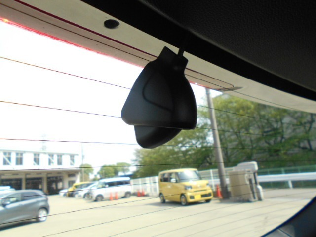 【リアドライブレコーダー】後方からのあおり運転や、万が一の事故にあった場合でも、ドライブレコーダーがその瞬間の映像を記録しています！事故だけでなく、楽しいお出かけの風景なども録画してくれています。