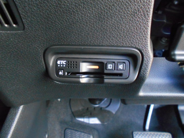 【ETC】便利なETC車載器も装備！高速道路の料金所もスムーズに通過できます。今や必須の装備ですね！お客様用にセットアップをしてのお渡しとなります！