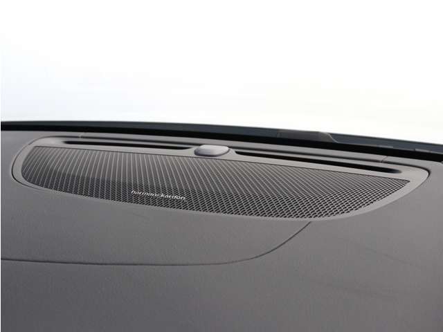 【harman/kardon】世界のオーディオファン垂涎のプレミアムサウンドシステムを搭載。原音に近い音場空間を忠実に再現。乗る人すべてに最良の音響体験を提供します。