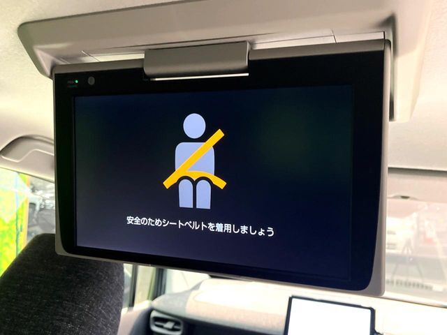 【フリップダウンモニター】大画面モニターで後席でもエンタメをお楽しみいただけます。小さなお子様にも大人気の装備です♪