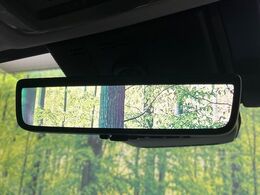 【デジタルインナーミラー】後席の大きな荷物や同乗者で後方が確認しづらい時でも安心！カメラが撮影した車両後方の映像をルームミラー内に表示。クリアな視界で状況の確認が可能です！