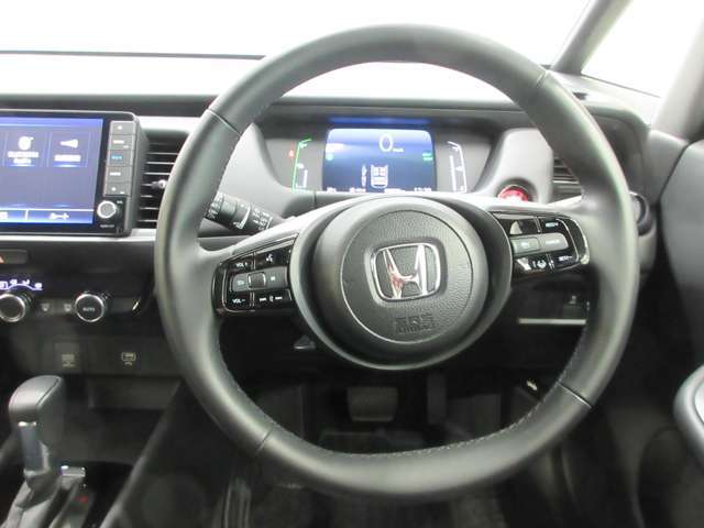 ハンドルの両側に操作ボタンが付いております。運転しながら操作ができるのでとっても便利！