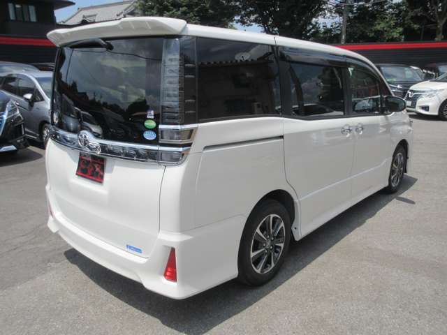 ABSとは、アンチロック・ブレーキシステムの略。フルブレーキ時に車輪のロックを防ぐことで、車両の安定を図るとともに操舵を可能にする装置。各車輪ごとに制御され、悪天候時など特に効果が大きい。