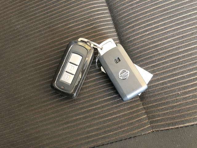 インテリキー付きです！鍵を出さず、ポケットやかばんの中に入れたままでも解錠できます！かなり便利な装備です！一度使えばクセになります！