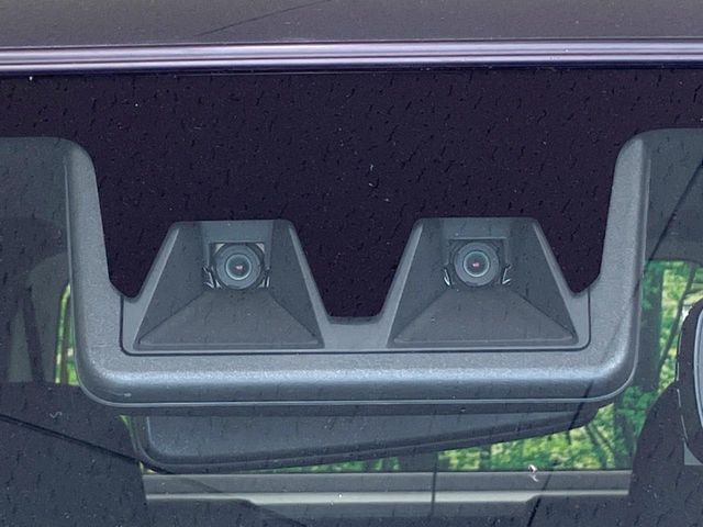 【スマートアシスト】走行中に前方の車両等を認識し、衝突しそうな時は警報とブレーキで衝突回避と被害軽減をアシスト。より安全にドライブをお楽しみいただけます。