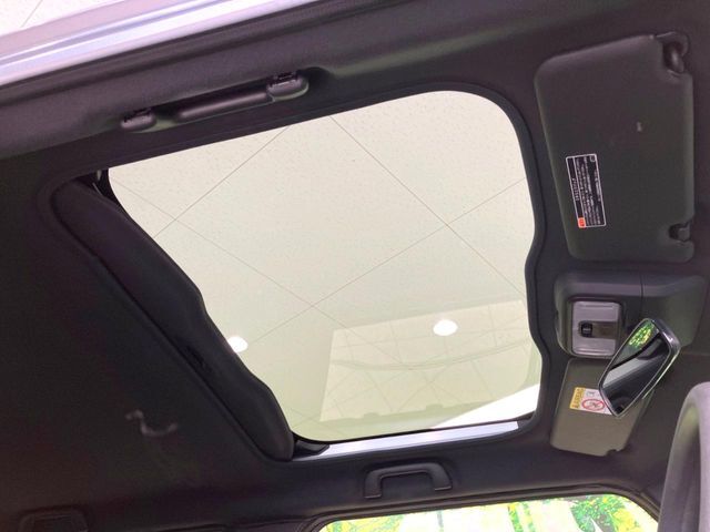 【ガラスルーフ】ガラスルーフ搭載で車内の解放感が一気にアップ！開放的なドライブをお楽しみいただけます。