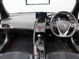 シンプルでスタイリッシュなインパネ周りです！飽きのこないデザインです。