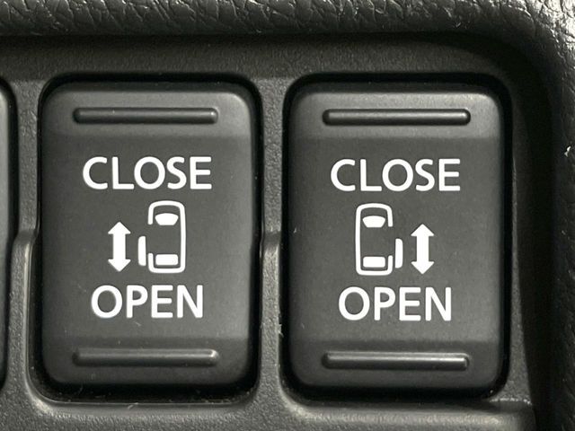【両側パワースライドドア】スマートキーや運転席のスイッチで後席両側スライドドアの開閉が可能♪電動だから力を入れてドアを開ける必要が無く、小さなお子様でも簡単に開け閉めでき快適です♪