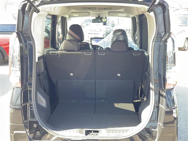 【トランク】積み込みやすくて、たっぷり積める荷室です。シートアレンジできるものは、乗車人数と荷物の量や大きさによってシートを動かすことができるので、より快適なドライブが可能です！