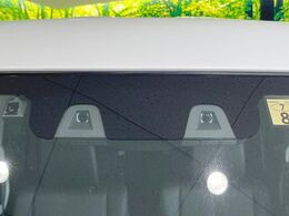 【スズキ　セーフティサポート】走行中に前方の車両等を認識し、衝突しそうな時は警報とブレーキで衝突回避と被害軽減をアシスト。より安全にドライブをお楽しみいただけます。