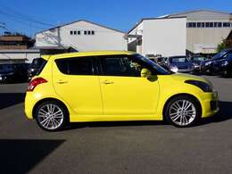 お車で来られる際の最寄りのインターは姫路バイパス姫路東ランプです。降りて北に2キロほど走って頂き、ファミリーマートの向かいが当店です。山陽自動車道をご利用の際は播但連絡道路　花田IC、降りて南に5キロ