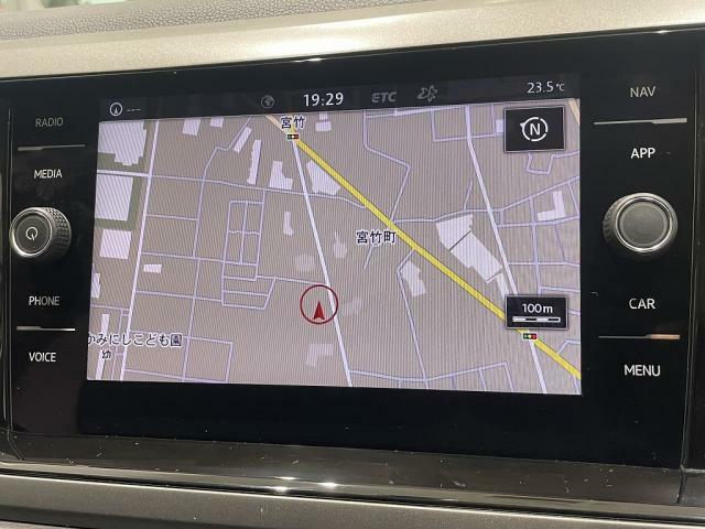 DiscoverPro。タッチパネルにマップなどを表示します。ナビゲーションの域を超える車両を総合的に管理するインフォテイメントシステムです