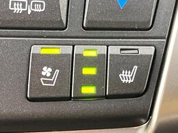 【シートベンチレーション】夏場は涼しい風でお尻や背中の熱やムレを防ぎ、冬はエアコンよりも早く温まってポカポカに！季節を問わず快適に過ごせます。