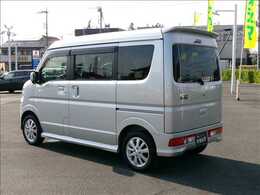 明るく綺麗な事務所にて無料のドリンク販売機、キッズスペース完備で快適な待ち時間を過ごせます。