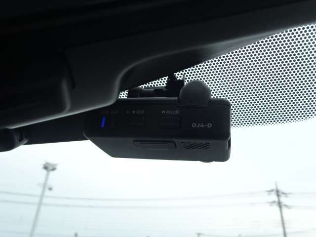 事故に遭遇してしまった時など、品質の高い映像と音声で運転の記録するドラレコ。ドライブの思い出を記録に残したい方や、ご自身のドライビングをチェックされたいお客さまにもおすすめです。
