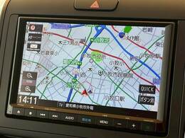 セカンドシートは大人二人が乗っても十分なスペースが確保されております。