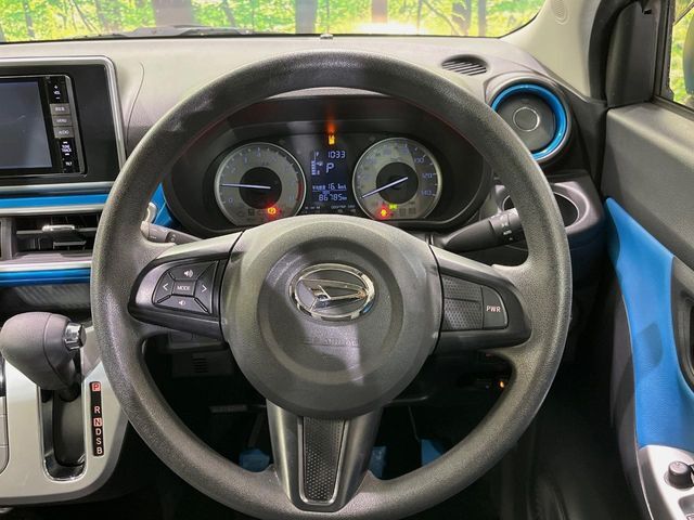 インテリアに合わせたデザインのステアリングは、運転される方のことも考え、運転しやすい形状、大きさです。是非一度、実際に触ってお確かめください。