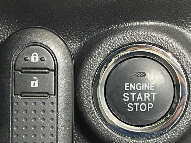 【キーフリーシステム】カバンやポケットに入れたままでもドアの施錠・解錠が可能なスマートキーを装備。エンジンのオン・オフ時もカギを取り出す必要が無いからとっても便利です♪