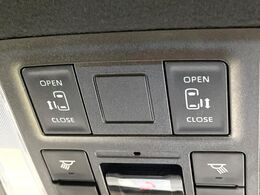 【両側パワースライドドア】スマートキーや運転席のスイッチで後席両側スライドドアの開閉が可能♪電動だから力を入れてドアを開ける必要が無く、小さなお子様でも簡単に開け閉めでき快適です♪