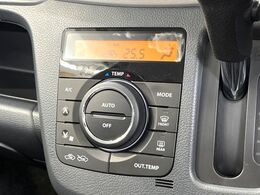 【オートエアコン】一度お好みの温度に設定すれば、車内の温度を検知し風量や温度を自動で調整。暑い…寒い…と何度もスイッチ操作をする必要はありません。快適な車内空間には必須の機能ですね♪