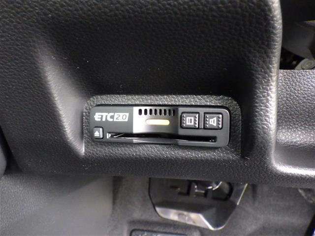 【ETC】有料道路を利用する際に料金所で停止することなく通過できる、ETC車載器（ノンストップ自動料金収受システム機器）が装備されています。セットアップを行うことで利用可能になります。