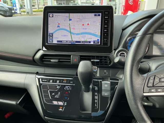 純正メモリーナビです。画面が大きいので見やすいです。