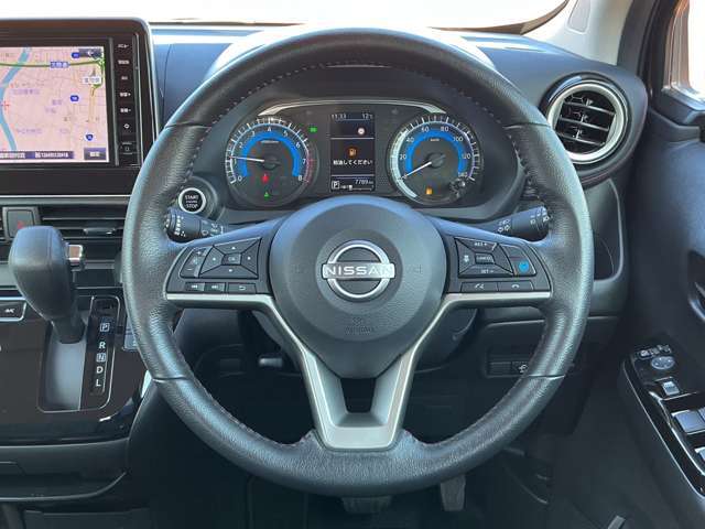 本革巻きステアリング。プロパイロット搭載です。高速道路の運転が楽になります。