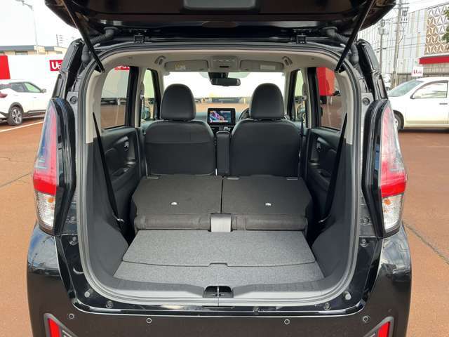 広いラゲッジルームです。分割でも倒せます。