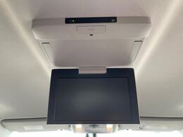 【フリップダウンモニター】大画面モニターで後席でもエンタメをお楽しみいただけます。小さなお子様にも大人気の装備です♪