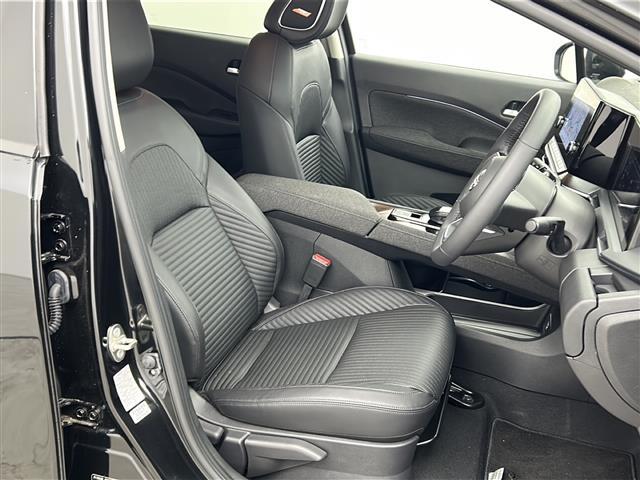 【運転席】座り心地が良いシートなので長時間の運転でも快適にお過ごしいただけます。新品のフロアマットのご注文も可能です。掲載箇所以外にご希望の写真がございましたらお気軽にお問い合わせ下さい。