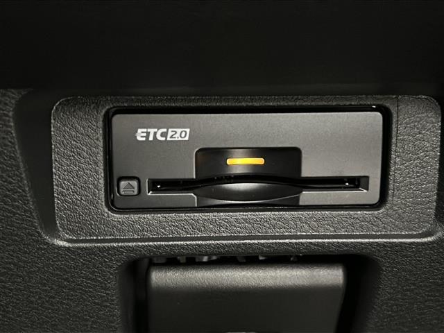 【ETC2.0（DSRC）】ETCカードを挿入すれば料金所はノンストップで通過できます。ETC限定の割引や、高速道路の情報提供サービスを利用できます。