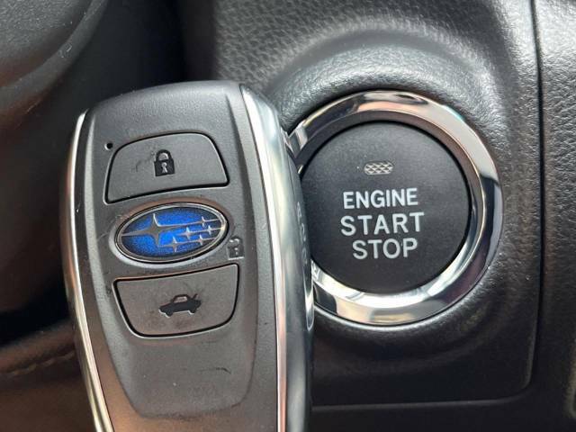 【アクセスキー＆プッシュスタート】カバンやポケットに入れたままでもドアの施錠・解錠が可能なスマートキーを装備。エンジンのオン・オフ時もカギを取り出す必要が無く、ボタンをプッシュするだけでOK♪