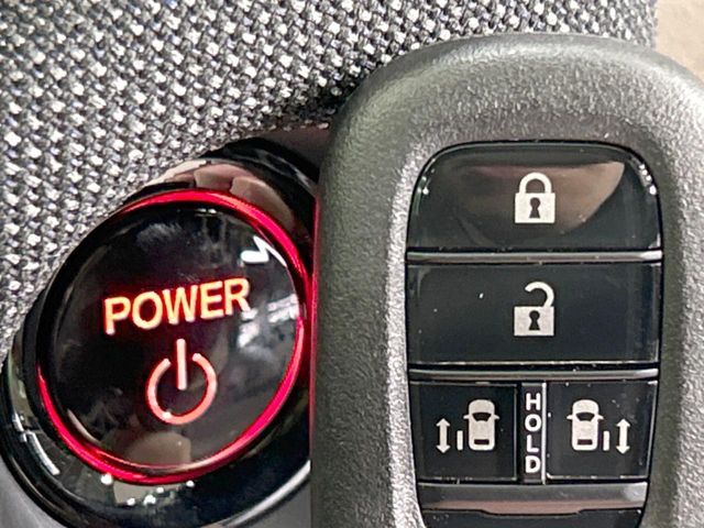 【Hondaスマートキー】カバンやポケットに入れたままでもドアの施錠・解錠が可能なスマートキーを装備。エンジンのオン・オフ時もカギを取り出す必要が無いからとっても便利です♪