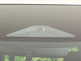 【ホンダセンシング】走行中に前方の車両等を認識し、衝突しそうな時は警報とブレーキで衝突回避と被害軽減をアシスト。より安全にドライブをお楽しみいただけます。