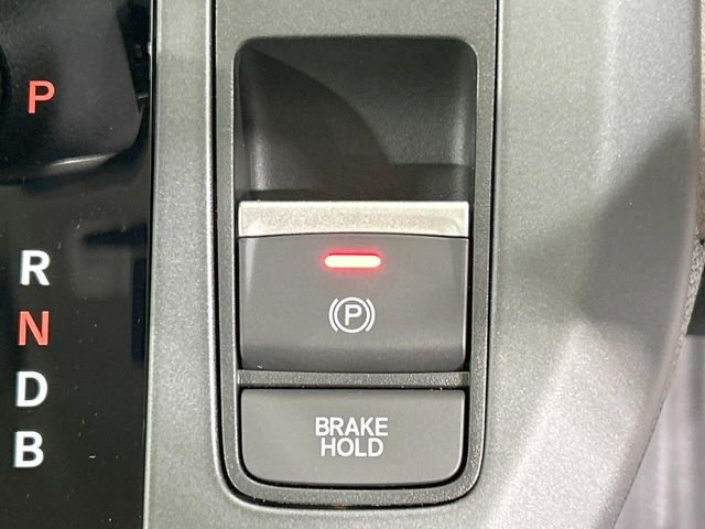 【電動パーキングブレーキ】パーキングブレーキは便利な電動式！ボタン一つで操作でき、アクセルを踏めば自動で解除されます♪レバーやペダルが無いので運転席廻りもすっきりしますね♪