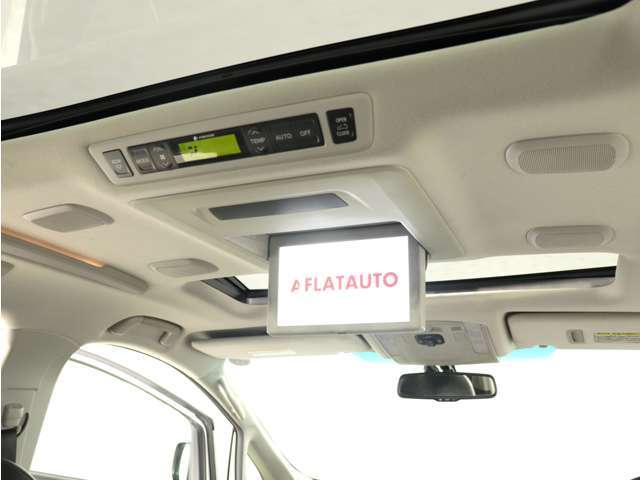 【電動後席モニター】プレミアムサウンド専用！電動開閉後席フリップダウンモニターです。5.1chサウンド、18スピーカーの専用音響システムとなり、人気の装備になります。
