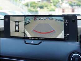 【360°ビュー・モニター】クルマを真上から見たような俯瞰（ふかん）映像や助手席側のサイド映像など、視点を切り替えて表示。さまざまなアングルで視界をサポートします。