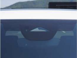 【フォワードセンシングカメラ】夜間走行時に前方の状況を判断したり、車線表示を検知したりします。