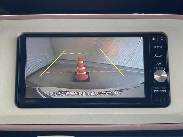 バックモニター付きです！バックする際に後方の様子をモニター上に表示してくれます。運転席にいながら、後方が確認できるのでバックや駐車がスムーズに行えます。
