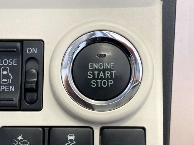 エンジンスタートボタンです。キーが車内にあれば、エンジンの始動・停止はブレーキを踏んでスイッチを押すだけ！キーを取り出す手間を省き、ワンプッシュでエンジンを操作するので簡単でスムーズです。