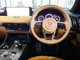 【運転席インテリアデザイン】左右対称のインテリアデザインでドライバーを包み込み運転に集中できるように設計されています。