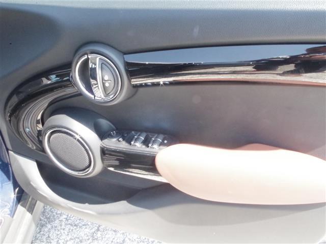 LIBERALAでは多種多様の車種をご用意させていただいております。お客様がご納得いくまで、そのお車の持つ特性を五感すべてで感じ取っていただける場をご提供します。