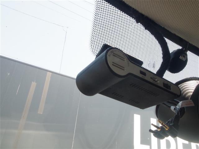ドライブレコーダー：どんな瞬間も見逃さずに記録するため交通事故やトラブルに適応します！