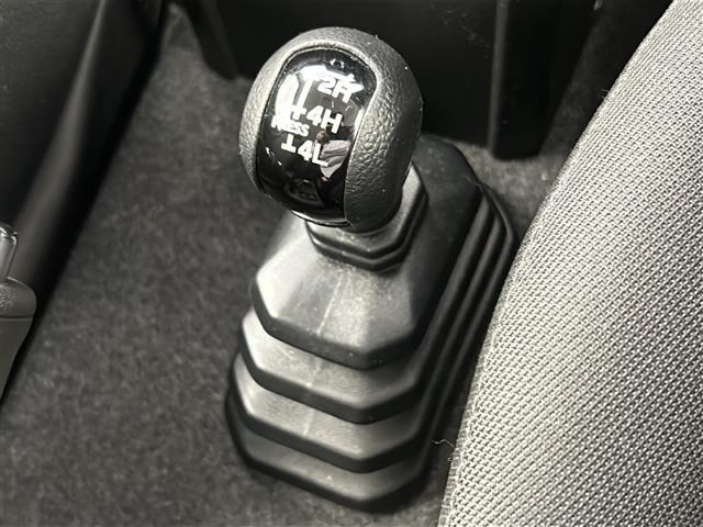 【トランスファーレバー（パートタイム4WD）】路面状況などに応じて2WDと4WDを任意に切り替えて走行できます！※各走行モードについては店舗スタッフにお尋ねください。