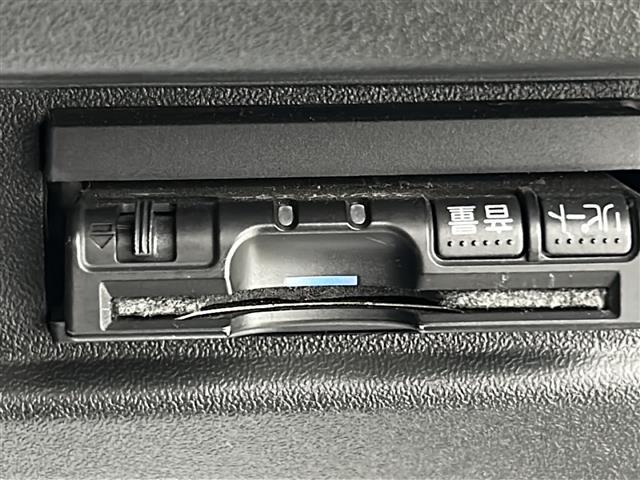 【ビルトインETC】スッキリ収納型、車のデザインと一体となった埋込み型タイプです。 配線も見えず、隙間も無いので運転席周りが洗練された空間になっています！