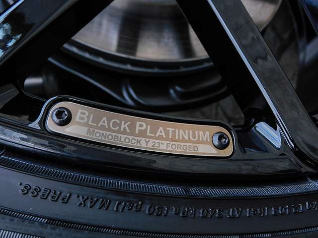 MONOBLOCK　Y　Black　Platinumエンブレムになります。