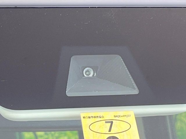 【ホンダセンシング】走行中に前方の車両等を認識し、衝突しそうな時は警報とブレーキで衝突回避と被害軽減をアシスト。より安全にドライブをお楽しみいただけます。