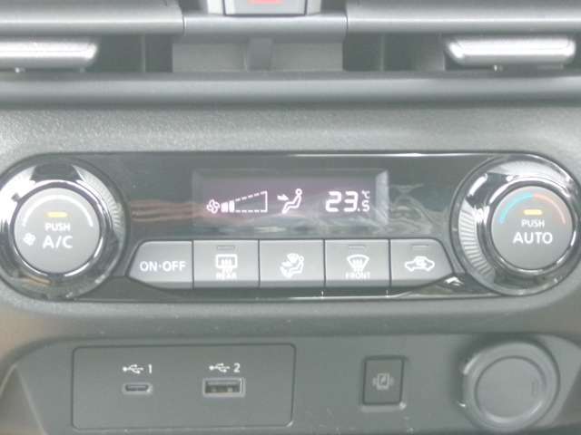 快適オートエアコン付♪設定温度をキープし車内を快適な温度に保ちます♪