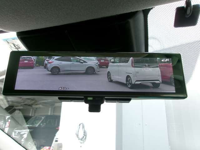 スマートルームミラー、後方がカメラの映像で見れるので視界くっきり、車内に障害物があっても関係ありません。普通のバックミラーとも切りかえが出来ます。