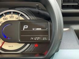 メーターパネル内の液晶ディスプレイはシフトレバー位置や走行距離、燃料残量計、衝突被害軽減ブレーキの警告などを表示！